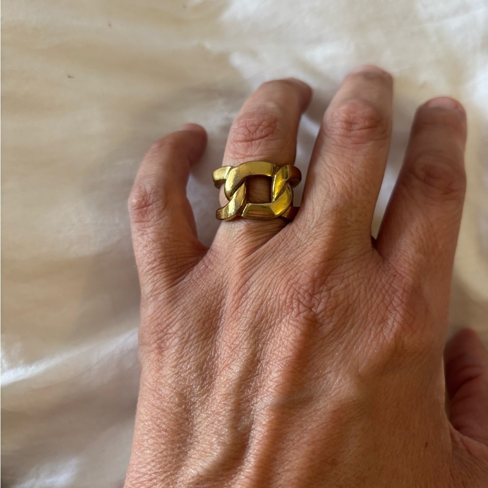 Gold tone Chain Link Ring
Size 9